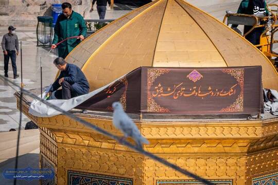 همزمان با نزدیک شدن به ایام شهادتِ ولی نعمتمان حضرت علی بن موسی الرضا(ع) کتیبه‌ ایوان‌های حرم مطهر رضوی تعویض شد.