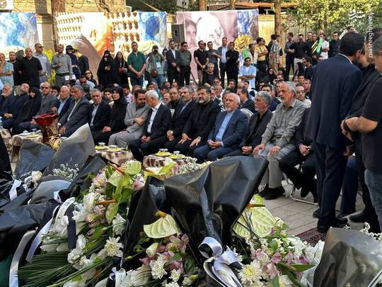 سید عباس صالحی وزیر ارشاد محمدجواد ظریف محمد مهدی اسماعیلی وزیر سابق ارشاد در مراسم تشییع استاد محمود فرشچیان در اصفهان حضور پیدا کردند.