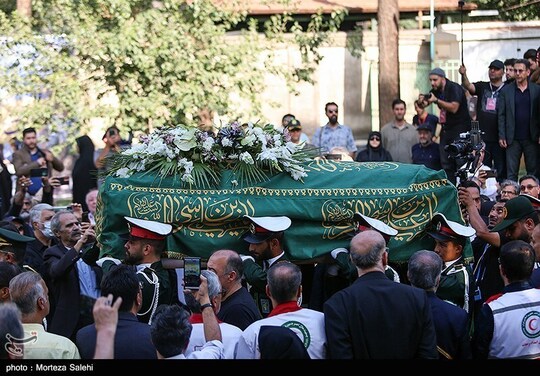 مراسم تشییع پیکر مرحوم «استاد محمود فرشچیان» دوشنبه ۲۷ مردادماه در اصفهان برگزار شد.