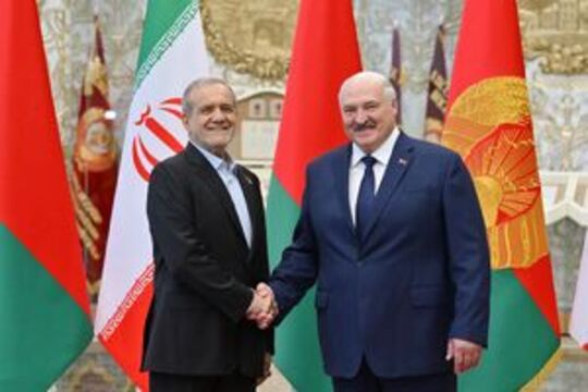 در جریان سفر رسمی رئیس‌جمهور کشورمان به بلاروس مسعود پزشکیان با «الکساندر لوکاشنکو» رئیس‌جمهور این کشور دیدار و درباره توسعه روابط دوجانبه و همکاری‌های مشترک گفت‌وگو کرد.