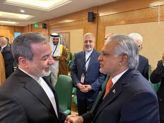 دیدار سید عباس عراقچی وزیر امور خارجه کشورمان  با  محمد اسحاق دار وزیر امور خارجه پاکستان در حاشیه نشست فوق‌العاده وزرای خارجه سازمان همکاری اسلامی