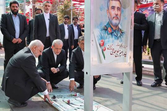 مسعود پزشکیان رئیس جمهور روز دوشنبه ۳شهریور بعد از تجدید بیعت با رهبر کبیر انقلاب بر سرمزار سرداران شجاع کشورمان که در جنگ ۱۲روزه توسط رژیم خبیث صهیونیستی به درجه رفیع شهادت نائل آمدند حضور پیدا کرد
