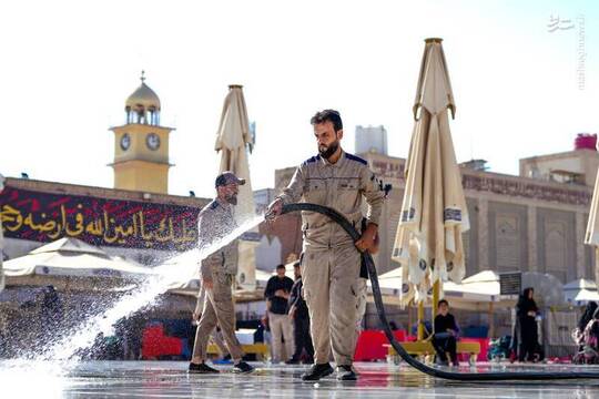 در آستانه فرا رسیدن ایام پایانی ماه صفر خادمان آستان مبارک حرمین امامین عسکرین سامرا حرم نورانی آن حضرات را غبارروبی کردند.