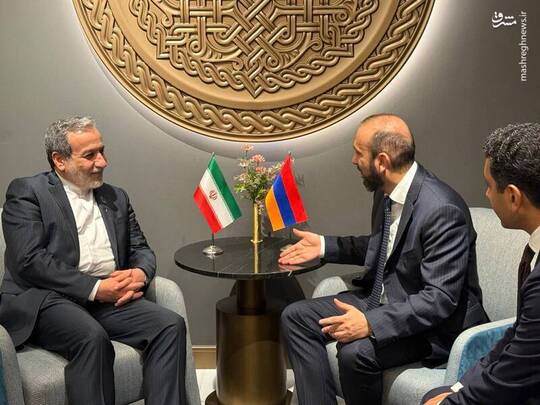 در حاشیه سفر رسمی مسعود پزشکیان رئیس جمهور به ارمنستان سید عباس عراقچی وزیر خارجه کشورمان با آرارات میرزویان وزیر خارجه ارمنستان دیدار و گفتگو کرد.