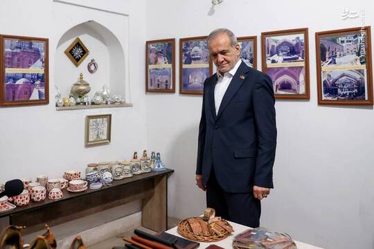 رئیس جمهور شامگاه دوشنبه ۲۷ مرداد در جریان سفر به ارمنستان با حضور در محل مسجد کبود ایروان ضمن بازدید از بخش‌های مختلف این مسجد همراه با نمازگزاران نماز مغرب و عشاء خود را اقامه کرد.