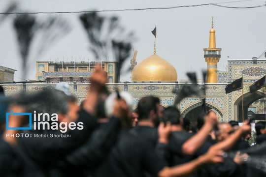 مراسم عزاداری سالروز شهادت امام رضا (ع)، یکشنبه (۲ شهریور )با حضور گسترده زائران، مجاورین و اقشار مختلف مردم در حرم رضوی در مشهد مقدس برگزار شد.