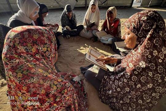 آموزش قرآن توسط زن ۷۳ ساله فلسطینی در اردوگاه المواصی