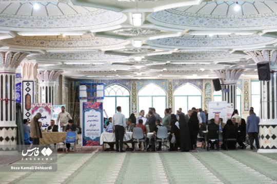 به مناسبت هفته دولت، میز خدمت با حضور مسؤولین و نمایندگان دستگاه‌های اجرایی در مصلی امام خمینی (ره) شهرکرد برگزار شد.