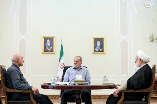 نشست مشترک سران قوای مجریه، مقننه و قضائیه ظهر روز شنبه به میزبانی رئیس جمهور در نهاد ریاست جمهوری برگزار شد.