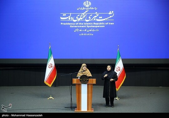 فاطمه مهاجرانی سخنگوی دولت در نشست خبری روز سه‌شنبه، خود با خبرنگاران که در محل وزارت تعاون، کار و رفاه اجتماعی برگزار شد