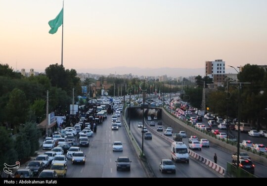 اهتزاز پرچم متبرک به نام حضرت مهدی(عج) بر فراز شهر همدان