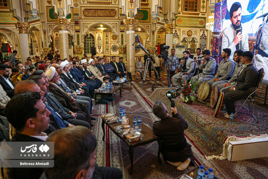 شامگاه پنجشنبه ۱۳ شهریورماه، مسجد شافعی کرمانشاه، کانون وحدت با حضور پرشور علما، مسئولین و آحاد مردم بود.
