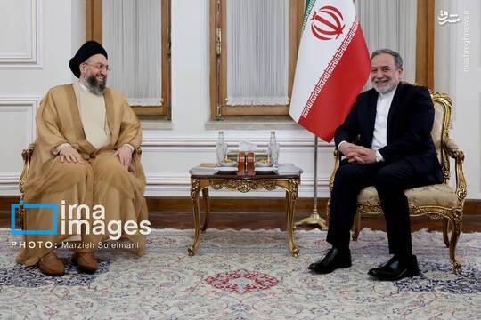 «سید عمار حکیم»رهبر جریان حکمت ملی عراق ظهر یکشنبه با «سید عباس عراقچی» وزیر امور خارجه در محل این وزارتخانه دیدار و گفت و گو کرد.
