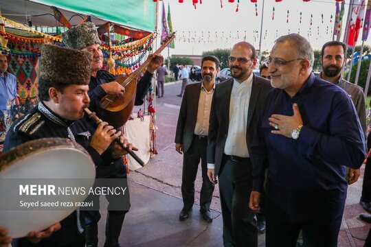 جشنواره «رحمت للعالمین» همزمان با هفته وحدت شامگاه روز یکشنبه ۱۶ شهریور ماه با حضور سیدعباس عراقچی وزیر امور خارجه، علیرضا زاکانی شهردار تهران در پردیس سینما گالری ملت برگزار شد.