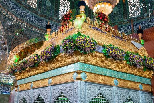 گل‌آرایی ضریح حرمین امامین عسکرین برای ۱۷ ربیع