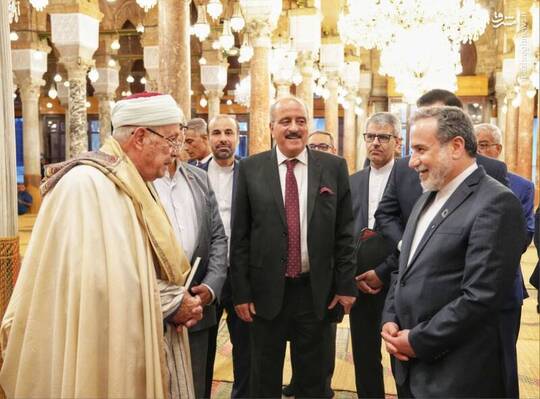 سید عباس عراقچی وزیر امور خارجه کشورمان از مسجد جامع الزیتونه بازدید و با مفتی کل تونس در مسجد دیدار کرد.