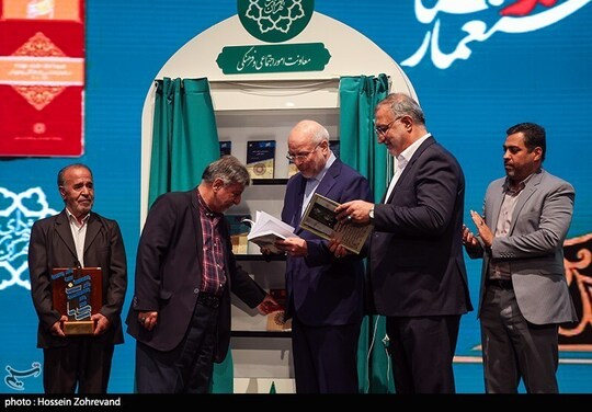 ششمین همایش «ستارگان شهر» با موضوع تقدیر از خانواده شهدای اقتدار ایران عزیز و رونمایی از اثر ۳۰ جلدی «استعمارشناسی ایران» باحضور محمدباقر قالیباف رئیس مجلس شورای اسلامی و علیرضا زاکانی شهردار تهران، برگزار شد.