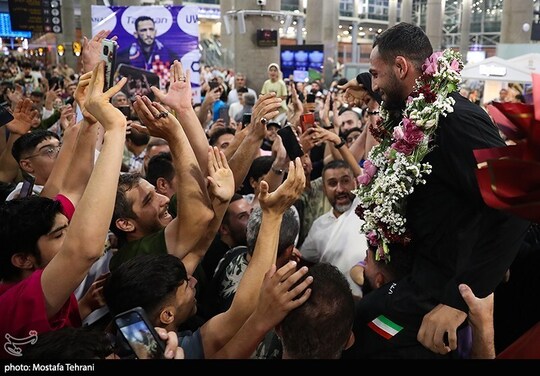 مراسم استقبال از تیم ملی کشتی آزاد ایران در بازگشت از مسابقات قهرمانی جهان شامگاه امشب پنجشنبه ۲۷ شهریورماه در فرودگاه امام خمینی (ره) برگزار شد.