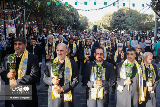 در شامگاه جمعه همزمان با شب میلاد حضرت عبدالعظیم حسنی(ع)، خادمان آستان حضرت سیدالکریم(ع)، مسیر میدان شهرری تا حرم مطهر حضرت عبدالعظیم(ع) را با پای پیاده طی کردند و این آیین معنوی را گرامی داشتند.