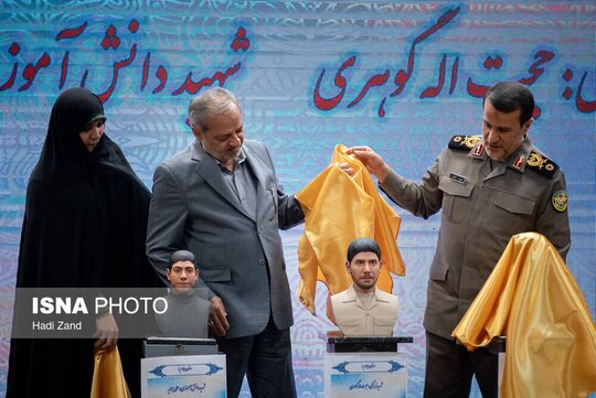 علیرضا کاظمی، وزیر آموزش و پرورش و سردار بهمن کارگر، رئیس بنیاد حفظ آثار و نشر ارزش‌های دفاع مقدس در چهل و پنجمین سالگرد هفته دفاع مقدس
