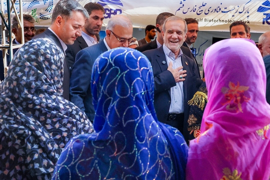 رئیس‌جمهور مسعود پزشکیان بعد از ظهر روز پنجشنبه، در ادامه برنامه های سفر یک روزه به بندرعباس در فضایی گرم و دوستانه از نمایشگاه توانمندی‌های استان هرمزگان بازدیدکرد
