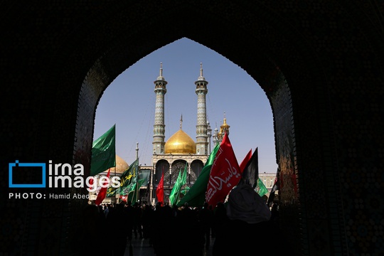 مراسم عزاداری سالروز وفات حضرت معصومه (س)، جمعه با حضور خادمان، هیأتهای عزاداری و اقشار مختلف مردم در حرم حضرت معصومه (س) در قم برگزار شد.