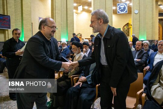 علی لاریجانی دبیر شورای عالی امنیت ملی و محمد شریعتمداری در مراسم ختم همسر آیت‌الله سیستانی