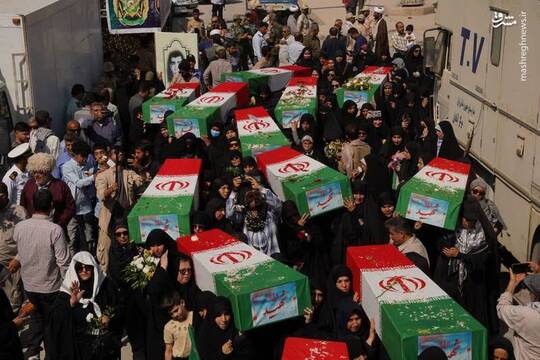 استقبال از پیکرهای طیبه ۴۶ شهید گرانقدر دوران دفاع مقدس که امروز از مرز شلمچه وارد میهن اسلامی شدند.