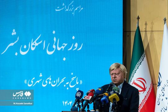مراسم بزرگداشت روزجهانی اسکان بشر با حضور فرزانه صادق و اشتفان پریزنر رئیس دفتر هماهنگ کننده مقیم سازمان ملل متحد در ساختمان مرکزی وزارت راه و شهرسازی برگزار شد.
