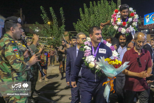 آیین استقبال از قهرمانان پارادوومیدانی جهان در مسابقات جهانی هند شامگاه چهارشنبه در هیات ورزش های جانبازان و توانیابان استان فارس در شیراز برگزار شد.