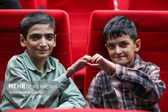 مراسم رونمایی از فیلم مستند «چشم‌های نگران، زخم‌های منتظر» به همت خانه ای‌بی، تنها نهاد غیردولتی و رسمی حمایت از بیماران پروانه‌ای (EB) در کشور، بعدازظهر امروز چهارشنبه در باغ کتاب تهران برگزار شد.