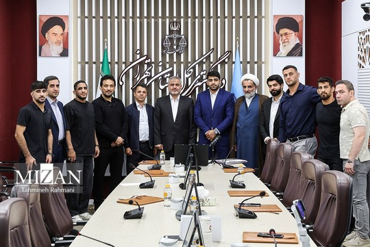 آزادی زندانی زن ورزشکار با حضور اعضای تیم ملی کشتی در دادگستری استان تهران