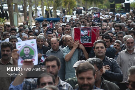 تشییع پیکر شهید محمد سهرابی در نهاوند. پاسدار جانباز سرهنگ محمد سهرابی پس از ۴ ماه تحمل جراحت ناشی از حملات رژیم صهیونیستی به درجه رفیع شهادت نائل آمد و به خیل همرزمان شهیدش پیوست.