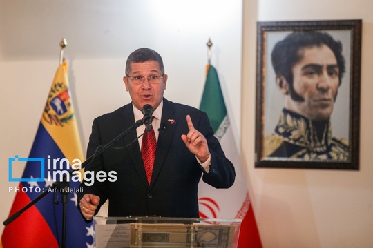 «خوسه رافائل سیلوا آپونته» سفیر فوق‌العاده و تام‌الاختیار جمهوری بولیواری ونزوئلا در ایران، سه‌شنبه (٢٢ مهر۱۴۰۴) در نشست خبری به سوالات خبرنگاران پاسخ داد.