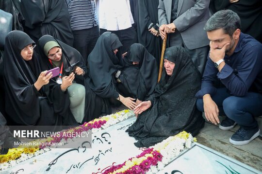 اولین حضور مادر سردار شهید مهدی ربانی بر مزار فرزند شهیدش