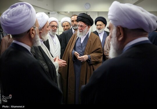 دیدار دستاندرکاران کنگره بینالمللی علامه میرزای نائینی با رهبر انقلاب