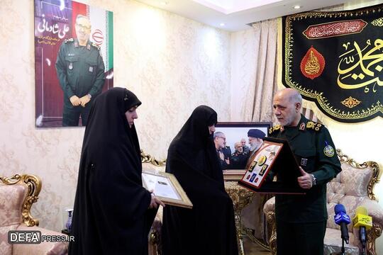 فرمانده قرارگاه مرکزی حضرت خاتمالانبیاء (ص) درجه سپهبدی شهید «علی شادمانی» را به خانواده ایشان اعطاء کرد.