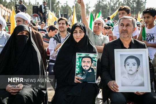 گردهمایی نوجوانان «لشکر قدس» به مناسبت سالگرد شهید آرمان علی‌وردی امروز جمعه ۹ آبان ۱۴۰۴ با حضور پر شور نوجوانان و خانواده‌های شهدا در گلزار شهدای بهشت‌زهرای تهران برگزار شد.