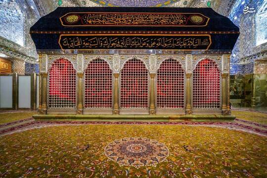 به مناسبت فرا رسیدن شهادت حضرت صدیقه کبری فاطمه الزهرا سلام‌الله علیها ضریح امیرالمومنین سیاهپوش شد.