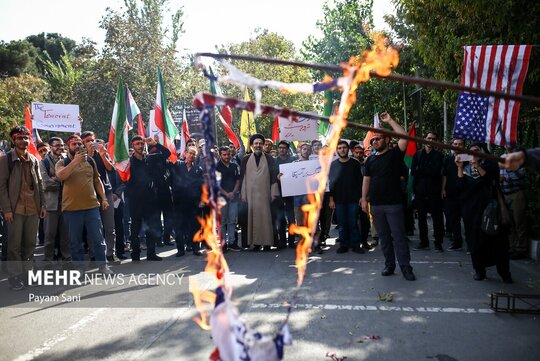 به مناسبت یوم‌الله ۱۳ آبان، مراسم و راهپیمایی بزرگ «ایستاده بر عهد» به همت بسیج دانشجویی دانشگاه صنعتی شریف برگزار شد.