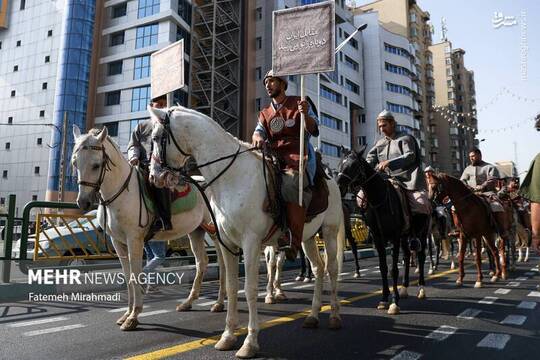 سوارکاران تهرانی امروز دوشنبه ۱۲ آبان ۱۴۰۴ برای کمپین «مقابل ایران دوباره زانو می زنید» با لباس سربازان هخامنشی در خیابان انقلاب تهران رژه رفتند.