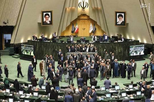 در جریان جلسه علنی امروز مجلس شورای اسلامی به ریاست علی نیکزاد برگزار شد. در این جلسه حسین سیمایی صراف وزیر علوم به سوال محمد منان رئیسی و ۶۴ نفر دیگر از نمایندگان مجلس پاسخ داد.