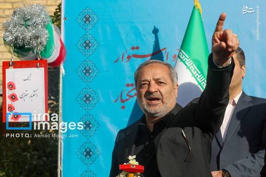 مراسم نواختن زنگ استکبار ستیزی و بزرگداشت روز دانش آموز با حضور «علیرضا کاظمی» وزیر آموزش و پرورش، در مدرسه شاهد دخترانه حضرت معصومه(س) برگزار شد.