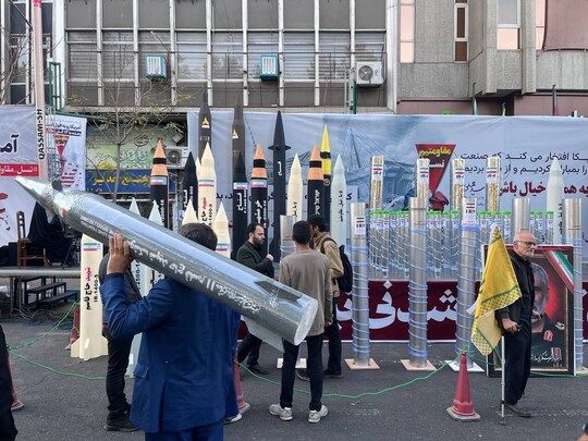 نمایش موشک و سانتریفیوژهای ایرانی در حاشیه راهپیمایی ۱۳ آبان