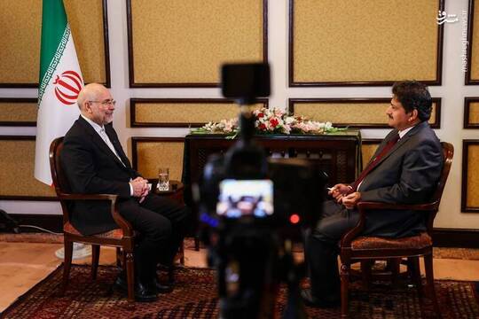 حامد میر مجری و روزنامه‌نگار سرشناس پاکستانی با محمدباقر قالیباف رئیس مجلس شورای اسلامی در اسلام‌آباد مصاحبه کرد.