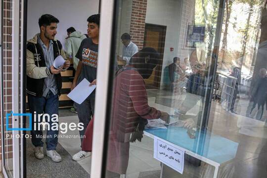 سفر رییس‌جمهور به کردستان، فرصتی شد تا شماری از مردم این استان با نامه‌هایی در دست، خواسته‌ها و دغدغه‌های خود را مطرح کنند.