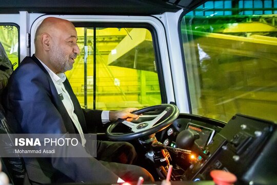 احمد میدری وزیر تعاون، کار و رفاه اجتماعی پشت فرمان دامپتراک ۱۰۰ تن شرکت هپکو (سنگین‌ترین ماشین معدنی تولید شده در ایران از نظر تناژ کاری)
