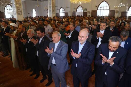 حضور قالیباف در نماز جمعه مسجد یثرب کراچی