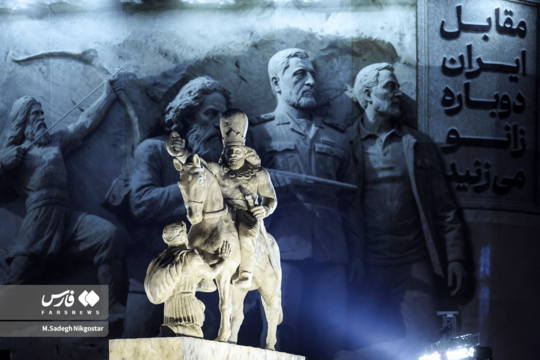 مراسم رونمایی از مجسمه والرین پادشاه رم در قالب رویداد «شب ایران» و با شعار «دوباره در مقابل ایران زانو خواهید زد» در میدان انقلاب برگزار شد.