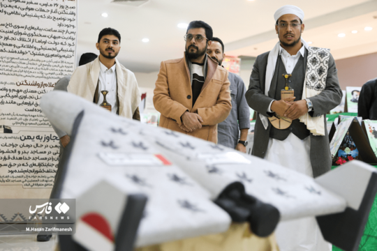 مراسم افتتاح نمایشگاه «شهید یمن» با حضور ابراهیم الدیلمی سفیر یمن در تهران در باغ موزه دفاع مقدس برگزار شد.